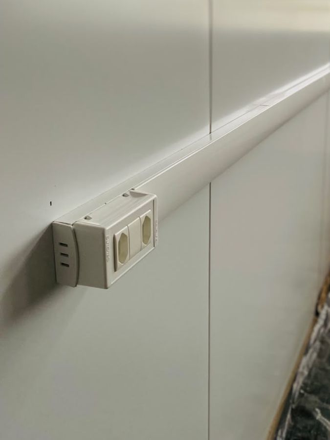 Instalação aparente com Dutotec e tomadas na parede