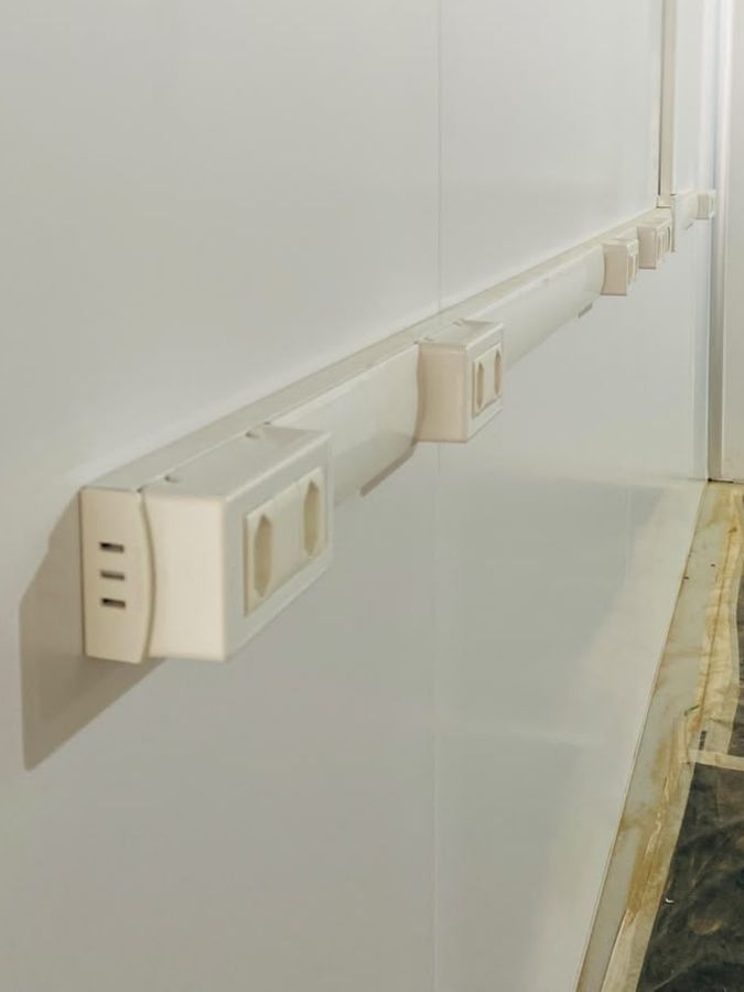 Linha de tomadas em Dutotec ao longo da parede